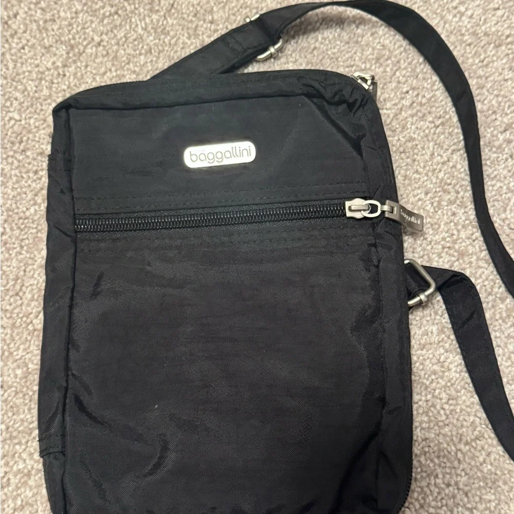 Baggallini Black Messenger Bag adjustable